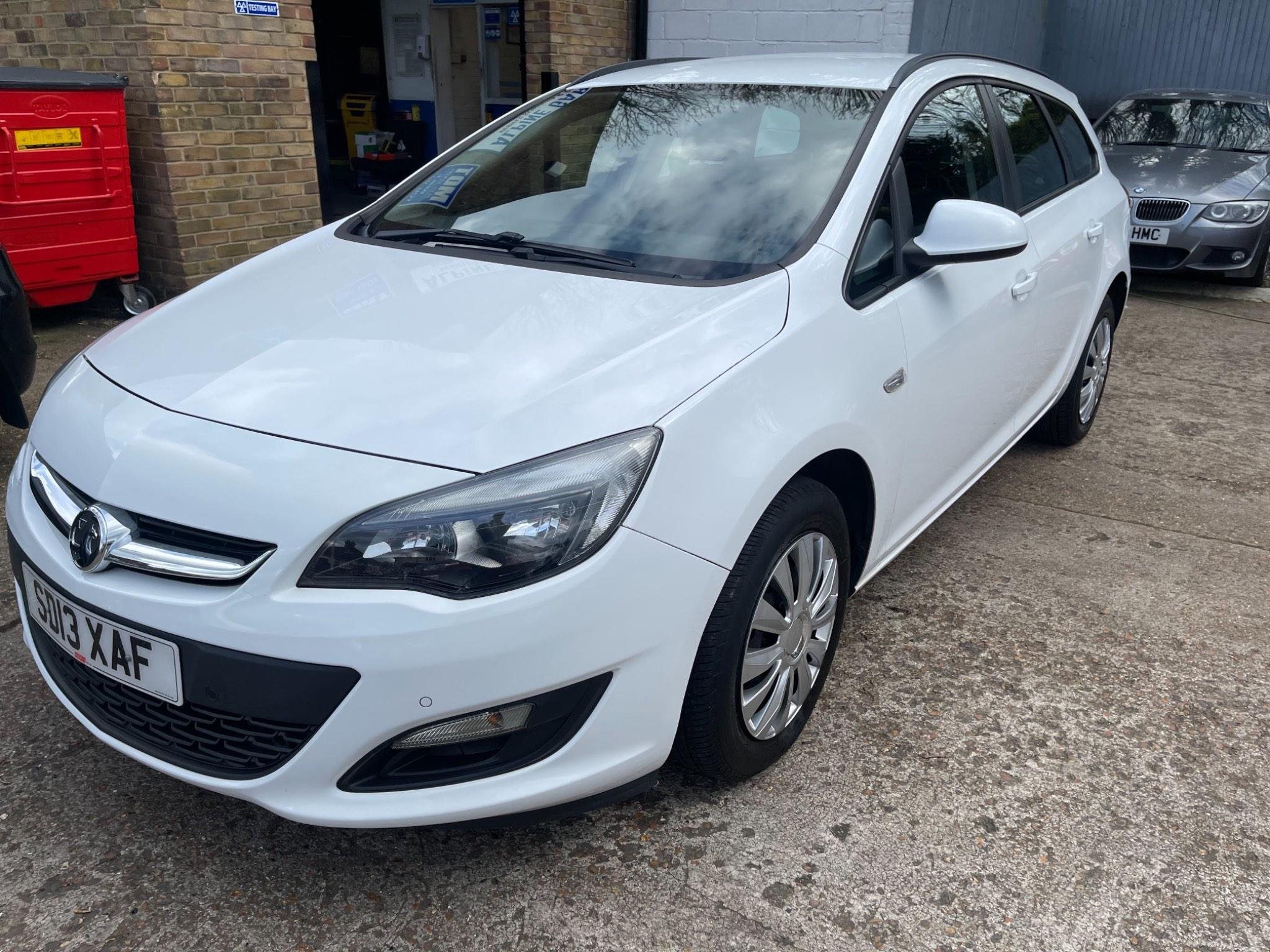 Used 2013 Vauxhall Astra 1.6 16V Exclusiv Sports Tourer Auto Euro 5 5dr ...